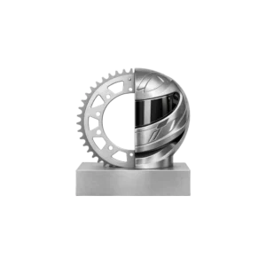 Trofeo metallico con casco e ingranaggio