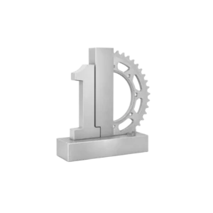 Trofeo argento con numero uno e ingranaggio